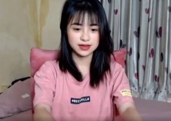 Kontol abang langsung ngaceng keras saat adik perempuan pamer tubuh seksi yang cantik
